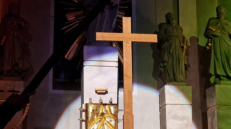 Das&bdquo;Triduum paschale&ldquo;  ist die zentrale Feier des christlichen Glaubens, bestehend aus der Abendmahlsmesse am Gr&uuml;ndonnerstag, der Karfreitagsliturgie und der Feier der Osternacht.