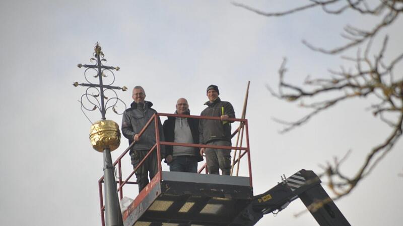 Erinnerungsfoto nach getaner Arbeit: Johannes Barth, Pfarrer Manuel Vetter und Michael Krug (von links). Jetzt leuchten Kreuz und Kugel wieder vom Dachreiter der Michaelskirche hoch über Leuzendorf. Erinnerungsfoto nach getaner Arbeit: Johannes Barth, Pfarrer Manuel Vetter und Michael Krug (von links). Jetzt leuchten Kreuz und Kugel wieder vom Dachreiter der Michaelskirche hoch über Leuzendorf.