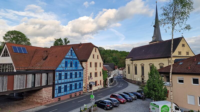 F&uuml;r neue Elektrik in der Burkardr&ouml;ther Kirche, neue Dachziegel und eine neue Fassade am Pfarrheim beschloss der Marktgemeinderat einen maximalen Zuschuss &uuml;ber 102.000 Euro.