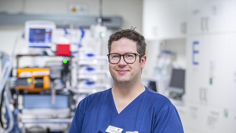 Dr. Benedikt Stubner ist Chefarzt in der Zentralen Notaufnahme (ZNA) am Leopoldina-Krankenhaus. Medizinische Notfälle in der Region Schweinfurt landen meist bei ihm und seinem Team. Dr. Benedikt Stubner ist Chefarzt in der Zentralen Notaufnahme (ZNA) am Leopoldina-Krankenhaus. Medizinische Notfälle in der Region Schweinfurt landen meist bei ihm und seinem Team.