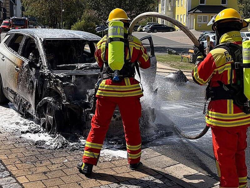 Tettau: Auto geht plötzlich in Flammen auf - Insassen retten sich Tettau: Auto geht plötzlich in Flammen auf - Insassen retten sich