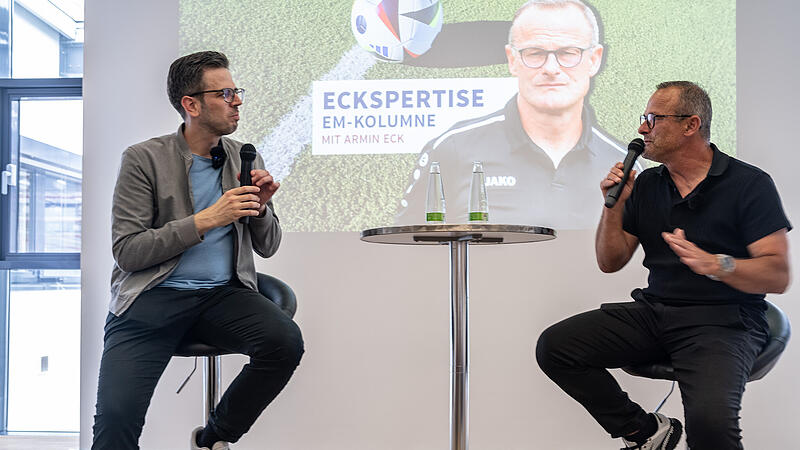 Maximilian Glas interviewt den ehemaligen Fußballprofi und jetzigen Trainer Armin Eck (rechts).