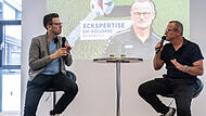 Maximilian Glas interviewt den ehemaligen Fußballprofi und jetzigen Trainer Armin Eck (rechts).