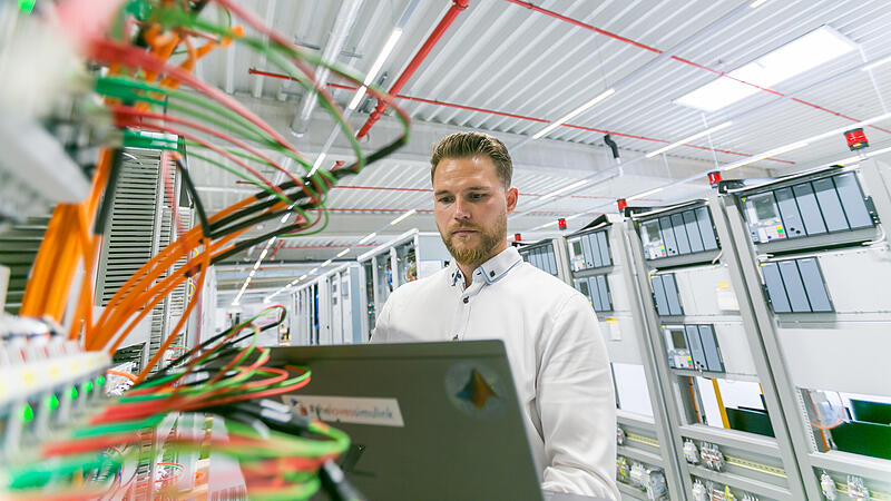Siemens Energy ForchheimForchheim & Fränkische Schweiz Unscheinbarer Riese: Software-Entwickler Florian Sichart zeigt, wie Siemens Energy von Forchheim aus die weltweite Energiewende antreibt.