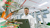 Siemens Energy ForchheimForchheim & Fränkische Schweiz Unscheinbarer Riese: Software-Entwickler Florian Sichart zeigt, wie Siemens Energy von Forchheim aus die weltweite Energiewende antreibt.