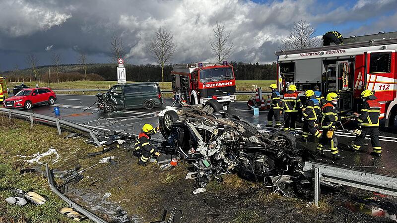 Das Wrack ist schwer deformiert. Der Fahrer starb noch an der Unfallstelle, sei Beifahrer wenig sp&auml;ter im Krankenhaus.