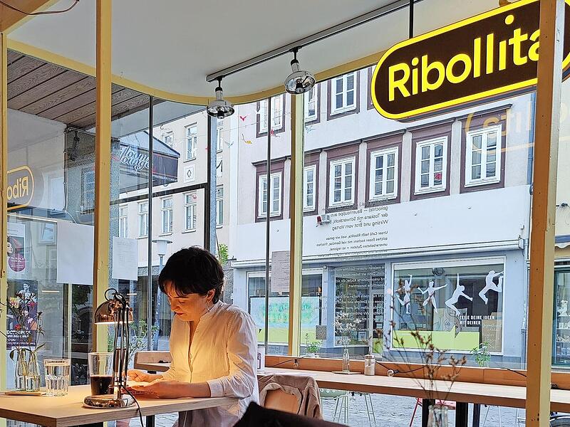 Ines Maria Winklhofer bei einer Lesung im Rahmen von &bdquo;Literatur in den H&auml;usern unserer Stadt&ldquo; 2025.