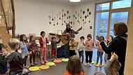 Die Kinder der „Sportfeldspatzen“ dankten allen am Bau Beteiligten in den neuen Räumen mit einem ergreifenden Lied.Forchheim & Fränkische Schweiz