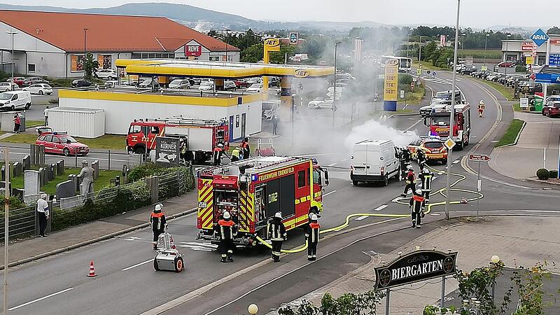 Auf der Lichtenfelser Straße musste die Feuerwehr binnen weniger Tage dreimal Hilfe leisten. Könnte ein Kreisverkehr die Situation in Höhe der beiden Tankstellen entschärfen?