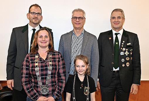 Die Ehrung (vorne v. l.) : Stadt-Vizekönigin Judith Hain-Brönner (in Vertretung des verhinderten Thomas Ritzer) und Jugend-Königin Svenja Schürr; (hinten v. l.) Vorsitzender Christian Seese, OB Uwe Kirschstein und Schützenmeister Bernhard Wagner.