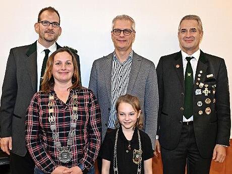 Die Ehrung (vorne v. l.) : Stadt-Vizekönigin Judith Hain-Brönner (in Vertretung des verhinderten Thomas Ritzer) und Jugend-Königin Svenja Schürr; (hinten v. l.) Vorsitzender Christian Seese, OB Uwe Kirschstein und Schützenmeister Bernhard Wagner.