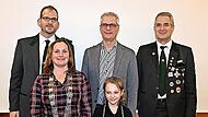 Die Ehrung (vorne v. l.) : Stadt-Vizekönigin Judith Hain-Brönner (in Vertretung des verhinderten Thomas Ritzer) und Jugend-Königin Svenja Schürr; (hinten v. l.) Vorsitzender Christian Seese, OB Uwe Kirschstein und Schützenmeister Bernhard Wagner.