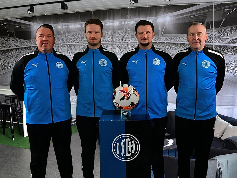 Herzogenaurachs Trainergespannt von links nach rechts: Torwarttrainer Mathias Kraus, Co-Trainer Jochen Staniszewski, Cheftrainer Jan Gr&auml;&szlig;el, Betreuer Horst Thomann.