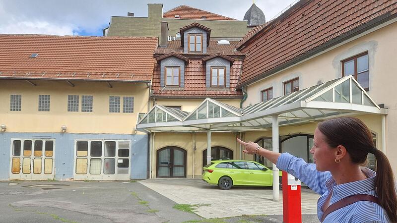 Gabriele Riedel im Bereich der Endres-Hallen, die abgerissen werden. Dort wird die Umgestaltung ein komplett neues Bild von Kronachs Innenstadt entstehen lassen.