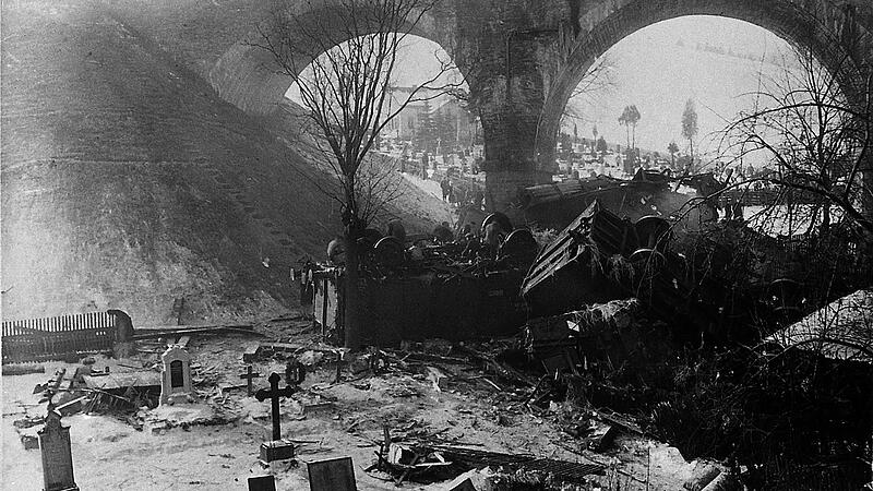 Mit Tr&uuml;mmern &uuml;bers&auml;t war 1924 der alte Friedhof von Ludwigsstadt. Die Lokomotive und alle 21 in die Tiefe gest&uuml;rzten Waggons hatten Feuer gefangen.