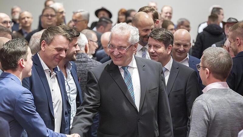 Bayerns Innenminister Joachim Herrmann (Mitte) kam auf Einladung seines Staatssekret&auml;rs Sandro Kirchner (hinter ihm) zum Neujahrsempfang des CSU-Kreisverbands Bad Kissingen nach M&uuml;nnerstadt.