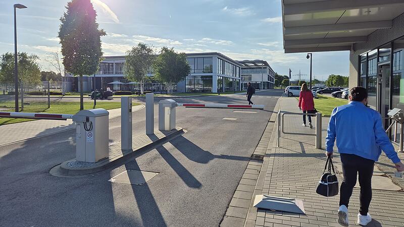 Brose-Mitarbeiter auf dem morgendlichen Weg ins B&uuml;ro im Bamberger Brose-Zentrum am Berliner Ring