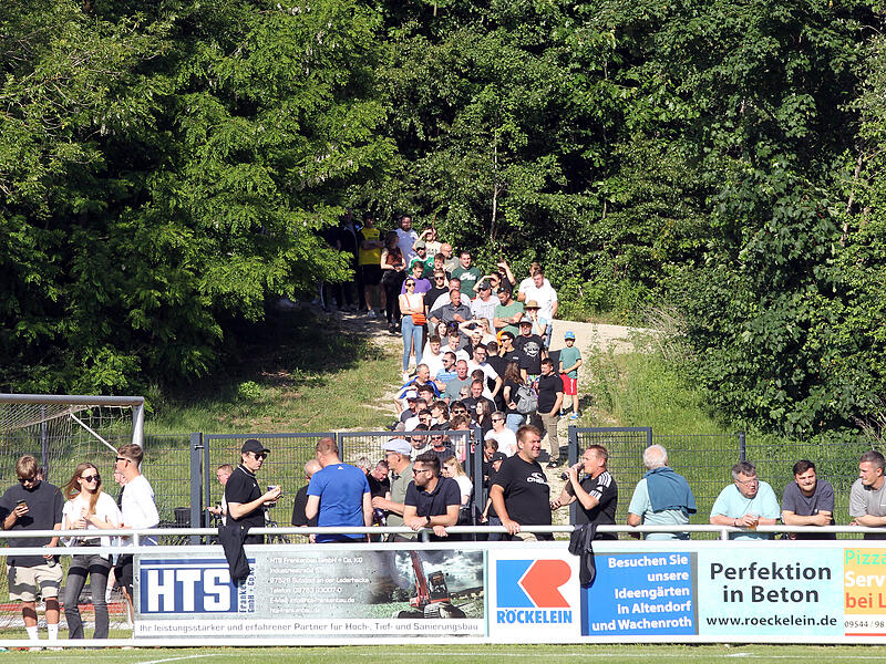 Wie im Mai 2025 in Breiteng&uuml;&szlig;bach werden an diesem Dienstag die Zuschauer zum gef&uuml;hlten Start der Relegation nach Baunach str&ouml;men.