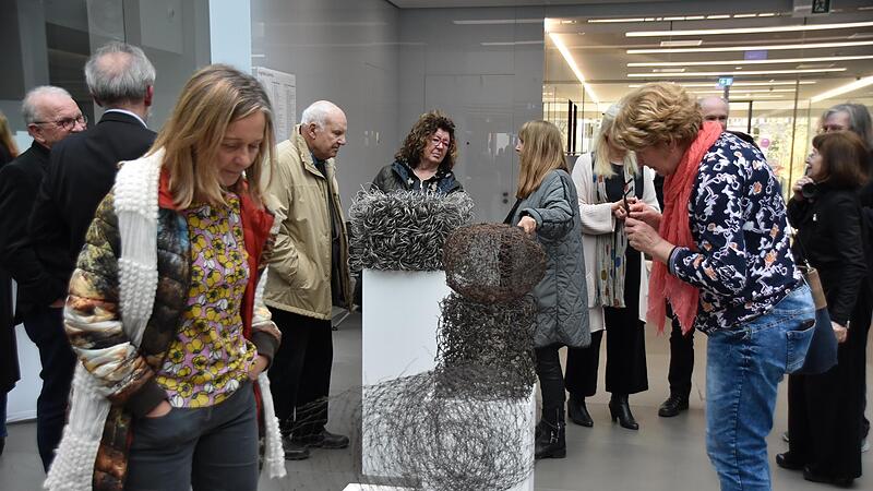 Zahlreiche Kunstfreunde waren zur Vernissage einer Ausstellung der Metallbildhauerin Angelika Summa gekommen.