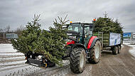 F&uuml;nf Traktoren hatte die Junge Union Adelsdorf 2025 im Einsatz, um Christb&auml;ume einzusammeln.