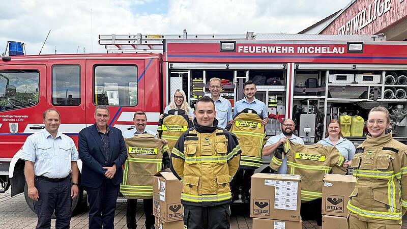 Erster Bürgermeister Jochen Weber (links) und Vertreter der Feuerwehr Michelau. Erster Bürgermeister Jochen Weber (links) und Vertreter der Feuerwehr Michelau.