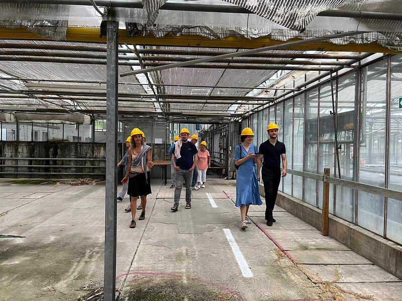 Führungen außerhalb der zwei gesicherten Hallen sind nur mit Helm möglich.Führung und Offenes Atelier Führungen außerhalb der zwei gesicherten Hallen sind nur mit Helm möglich.