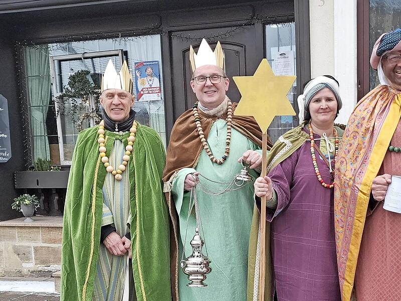 Bei der Erwachsenengruppe der Sternsinger waren dabei: Ali, Michael, Claudia und J&uuml;rgen (von links).