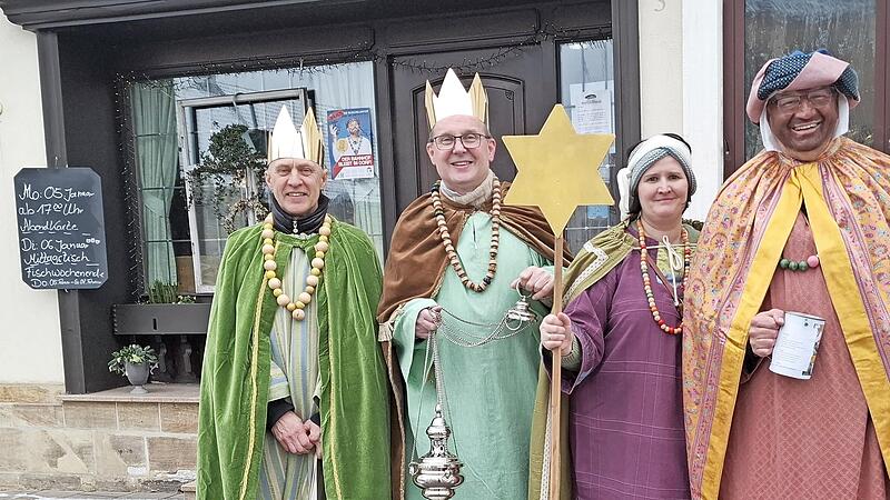 Bei der Erwachsenengruppe der Sternsinger waren dabei: Ali, Michael, Claudia und J&uuml;rgen (von links).