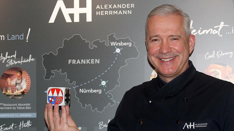 Der Frankenwürfel steht nun bei Alexander Herrmann im Regal mit den Auszeichnungen im Wirsberger Restaurant.
