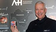 Der Frankenwürfel steht nun bei Alexander Herrmann im Regal mit den Auszeichnungen im Wirsberger Restaurant.