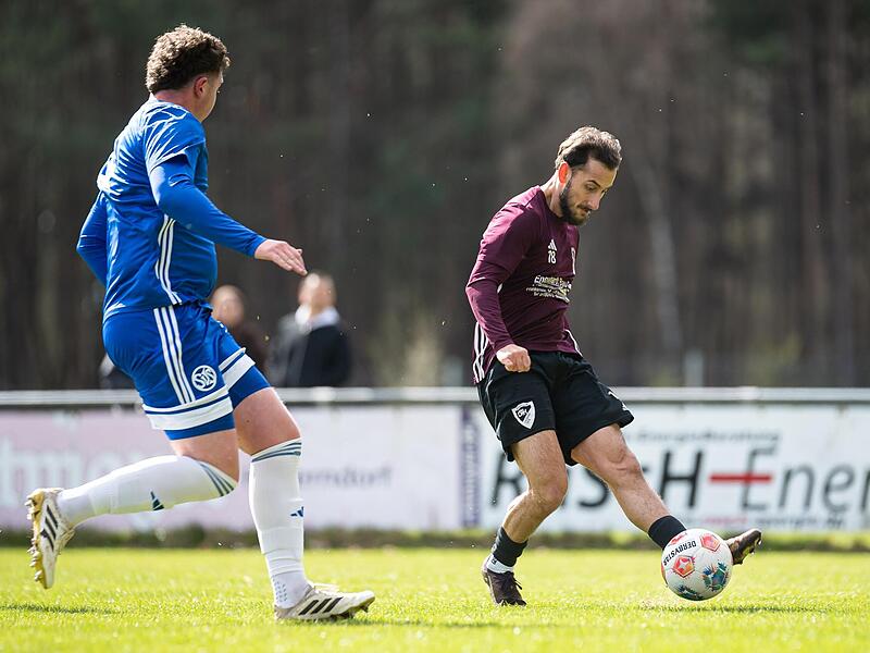 Bugra Öntürk (r.) und die Oesdorfer sind gegen Schwaig einen weiteren Schritt in Richtung Klassenerhalt gegangen. Bugra Öntürk (r.) und die Oesdorfer sind gegen Schwaig einen weiteren Schritt in Richtung Klassenerhalt gegangen.