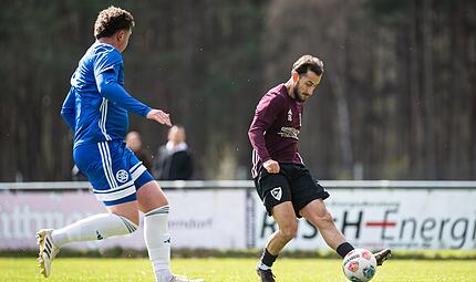 Bugra &Ouml;nt&uuml;rk (r.) und die Oesdorfer sind gegen Schwaig einen weiteren Schritt in Richtung Klassenerhalt gegangen.