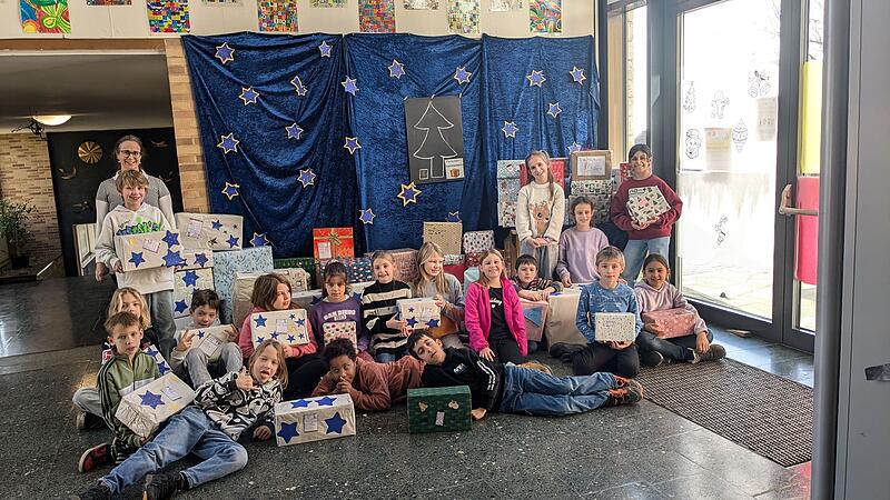 Fachoberlehrerin Petra Steinhoff und die Schülerinnen und Schüler der Klasse 3b mit den Päckchen für die Rumänienhilfe. Fachoberlehrerin Petra Steinhoff und die Schülerinnen und Schüler der Klasse 3b mit den Päckchen für die Rumänienhilfe.