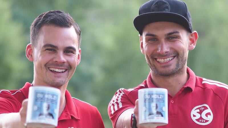 Zum Fototermin ging es ins Freie mit Patrick Hahn (links) und Yanik Berberich. Das Trainer-Duo feierte mit der DJK Schondra den Aufstieg in die Kreisliga über die Relegation.