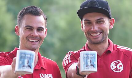 Zum Fototermin ging es ins Freie mit Patrick Hahn (links) und Yanik Berberich. Das Trainer-Duo feierte mit der DJK Schondra den Aufstieg in die Kreisliga &uuml;ber die Relegation.