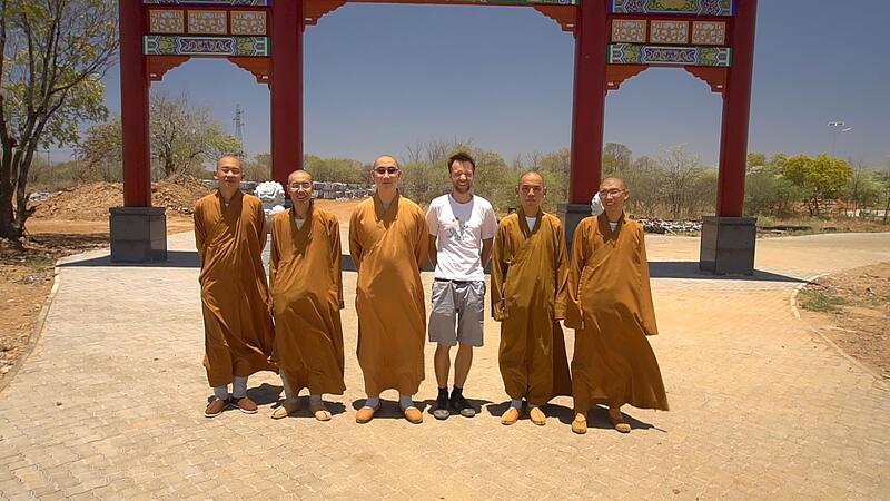 In "Weltreise mit Buddha" erkundet Regisseur Jesco Puluj unterhaltsam die verschiedensten Ausprägungen des Buddhismus weltweit.&nbsp;