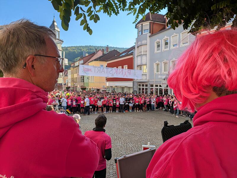 Kurz vor dem Startschuss stellen sic alle Teilnehmenden an der Startlinie auf. Rechts und links sind zwei der Moderatoren des Events zu sehen.