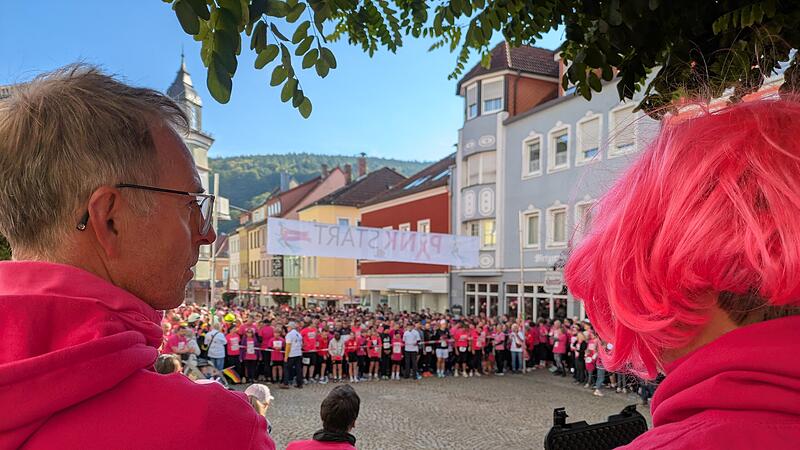 Kurz vor dem Startschuss stellen sic alle Teilnehmenden an der Startlinie auf. Rechts und links sind zwei der Moderatoren des Events zu sehen.