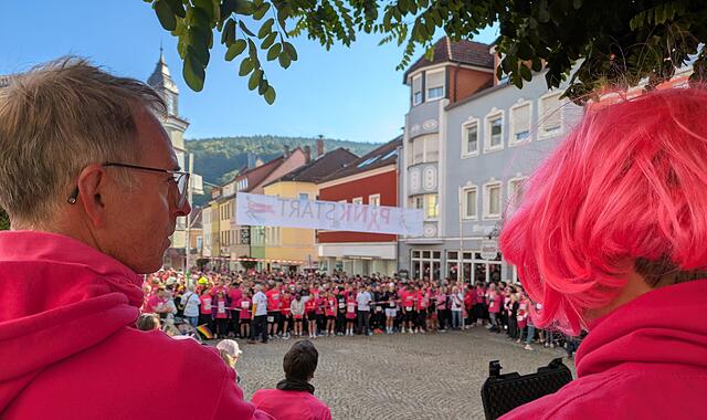 Kurz vor dem Startschuss stellen sic alle Teilnehmenden an der Startlinie auf. Rechts und links sind zwei der Moderatoren des Events zu sehen.