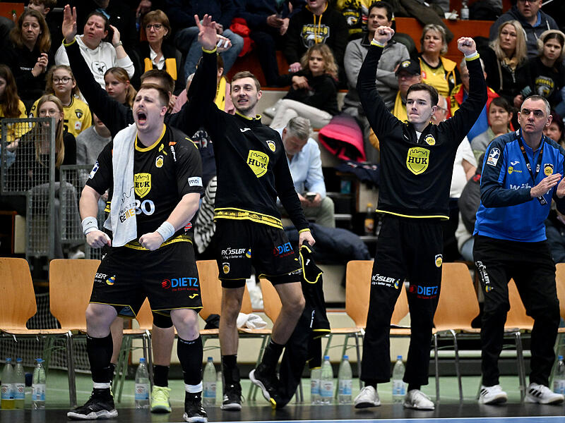 Torjubel auf der Coburger Bank rund um Nils Röller und Arkadiusz Ossoswki. Torjubel auf der Coburger Bank rund um Nils Röller und Arkadiusz Ossoswki.