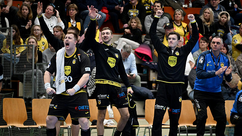 Torjubel auf der Coburger Bank rund um Nils R&ouml;ller und Arkadiusz Ossoswki.