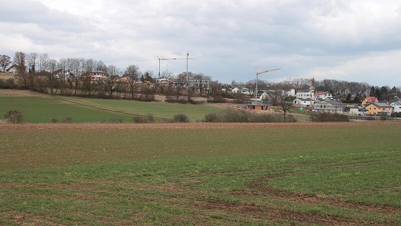 Der Acker  im Hintergrund rechts soll laut der städtischen Planung Bauland werden. Dagegen wendet sich das Begehren der Bürgerinitiative.