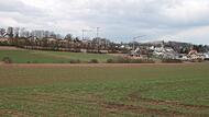 Der Acker  im Hintergrund rechts soll laut der städtischen Planung Bauland werden. Dagegen wendet sich das Begehren der Bürgerinitiative.