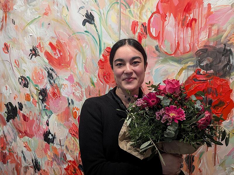 K&uuml;nstlerin mit Blumen: Anna Deller-Yee vor ihrem Diptychon &bdquo;Hymne IV&ldquo;.