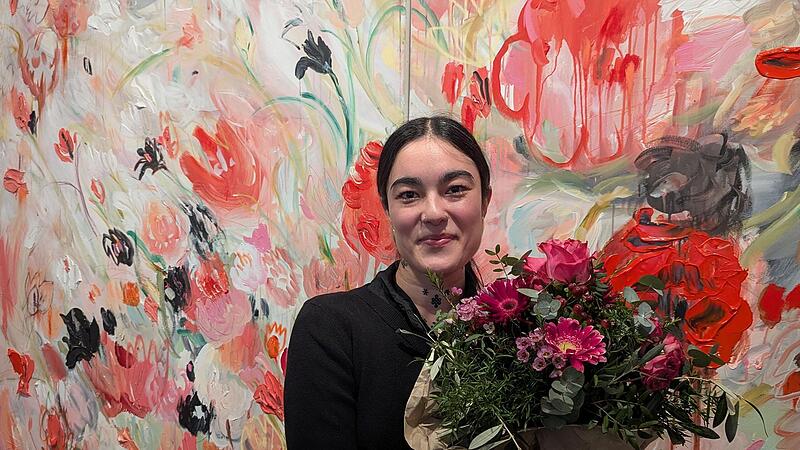 Künstlerin mit Blumen: Anna Deller-Yee vor ihrem Diptychon „Hymne IV“. Künstlerin mit Blumen: Anna Deller-Yee vor ihrem Diptychon „Hymne IV“.