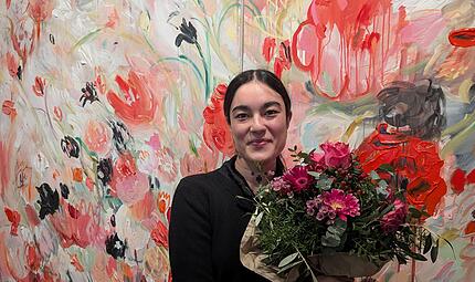 K&uuml;nstlerin mit Blumen: Anna Deller-Yee vor ihrem Diptychon &bdquo;Hymne IV&ldquo;.