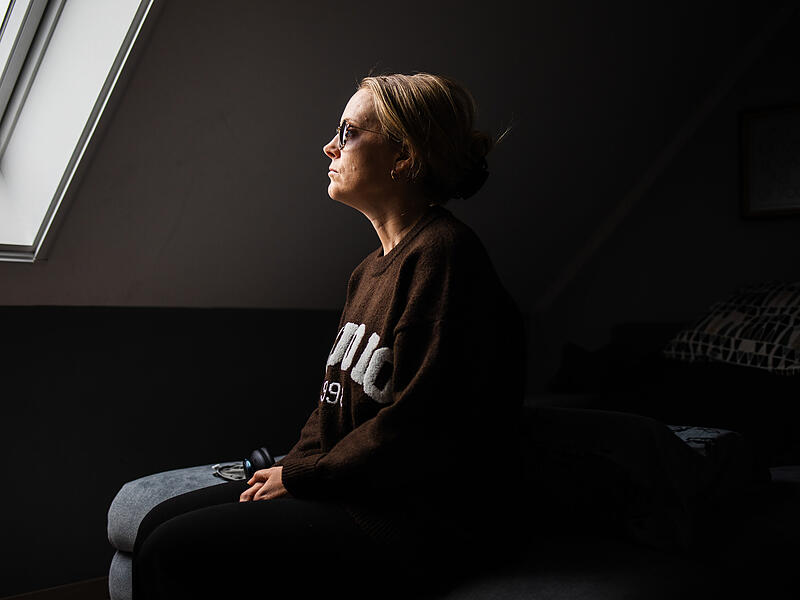 Fr&uuml;her f&uuml;hrte sie ein aktives Leben. Heute fesselt sie ihre Krankheit ans Bett. Carina S. aus dem Raum Bamberg leidet an ME/CFS. Leise Ger&auml;usche, Essen, Trinken, selbst das Empfinden von starken Emotionen zehren an ihren Kr&auml;ften.