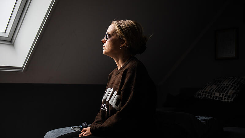 Long Covid Früher führte sie ein aktives Leben. Heute fesselt sie ihre Krankheit ans Bett. Carina S. aus dem Raum Bamberg leidet an ME/CFS. Leise Geräusche, Essen, Trinken, selbst das Empfinden von starken Emotionen zehren an ihren Kräften.