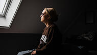 Long Covid Früher führte sie ein aktives Leben. Heute fesselt sie ihre Krankheit ans Bett. Carina S. aus dem Raum Bamberg leidet an ME/CFS. Leise Geräusche, Essen, Trinken, selbst das Empfinden von starken Emotionen zehren an ihren Kräften.