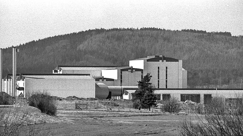 Im April des Jahres 1986 waren die Gebäude des damaligen Siecor-Werks für die erste bundesdeutsche Glasfaserproduktion fertig. Im August startete die Herstellung.